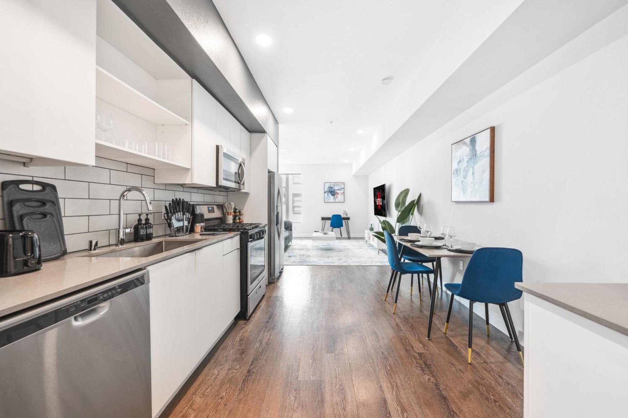 Lux High Rise 1Bdr With Free Parking & Pool, Gym Apartment *