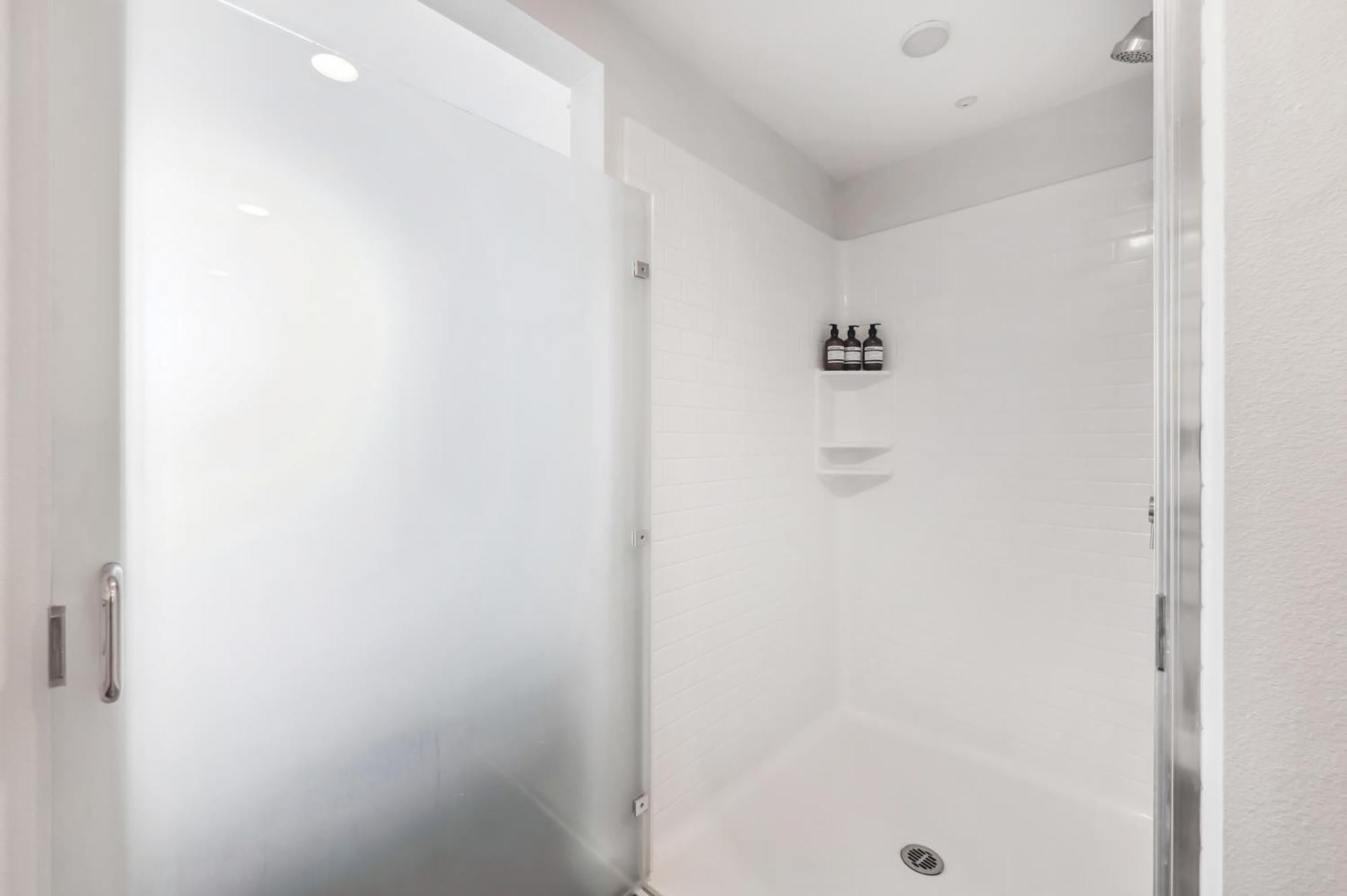 Apartment Lux High Rise 1Bdr With Free Parking & Pool, Gym