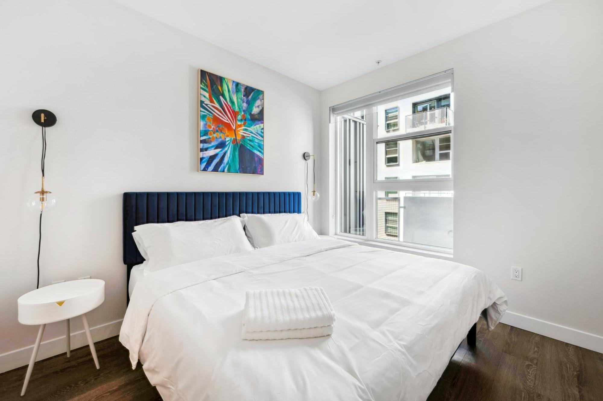 Lux High Rise 1Bdr With Free Parking & Pool, Gym Apartment *