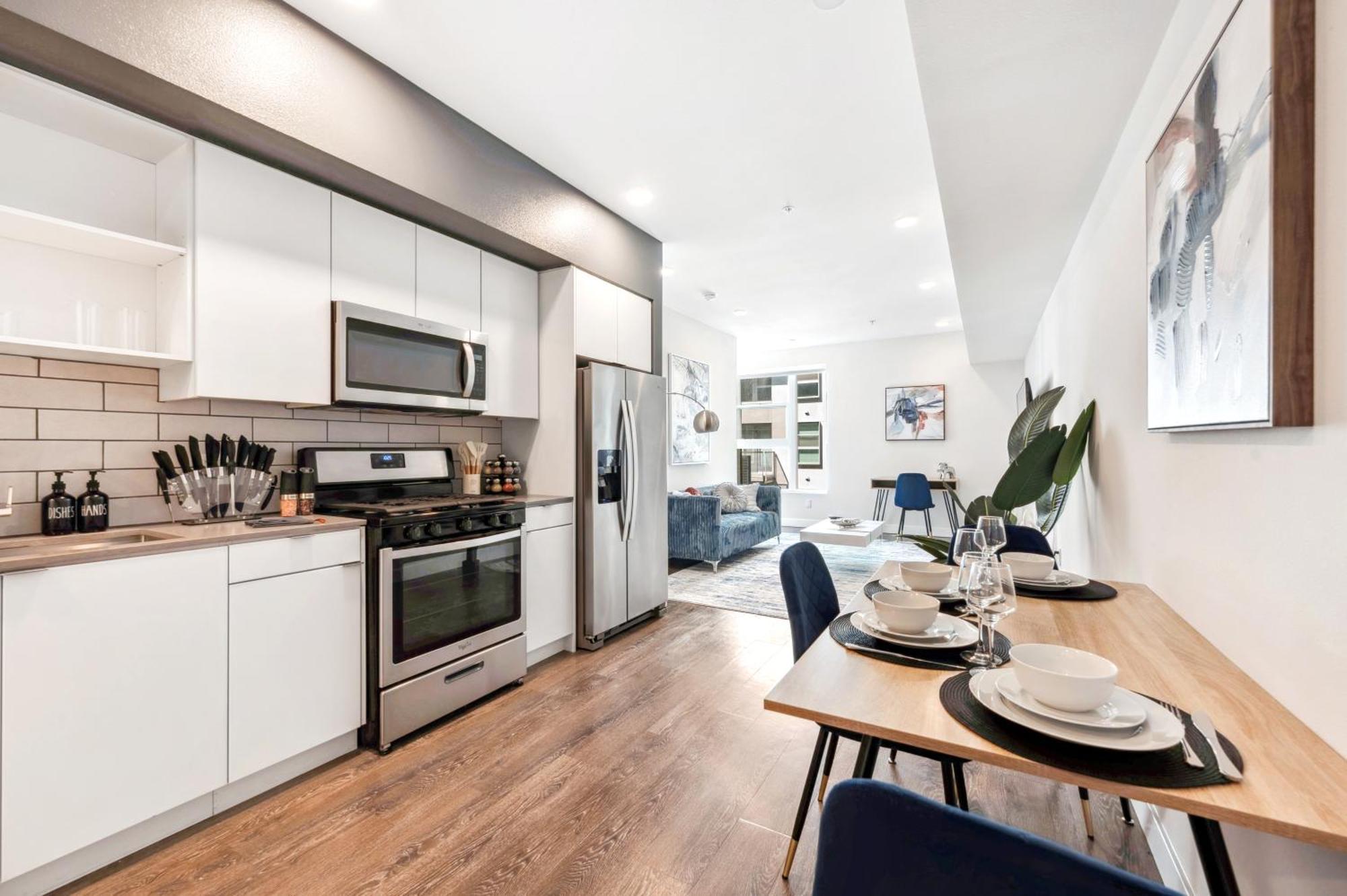 Lux High Rise 1Bdr With Free Parking & Pool, Gym Apartment
